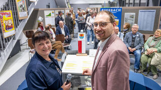 Ute Sanner-Friuedrich und Hendrik Friedrich begrüßten die Gäste zur Doppel-Ausstellung und blickten zurück - nicht nur auf dem Foto.