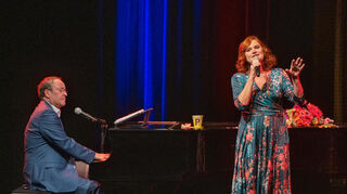 Sängerin und Songwriterin Pe Werner wurde bei ihrem Konzert im Bensheimer Parktheater von Peter Grabinger am Klavier begleitet.
