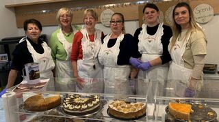 Die Landfrauen boten in ihrem Café im unteren Raum der Kirche Kuchen und Torten an.