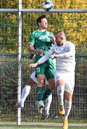 Paul Herbel (VfR Fehlheim) steigt im Kopfballduell höher als Patrick Geissinger (SV Fürth)