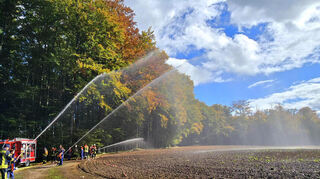 Bei einer Übung bekämpften rund 140 Feuerwehrleute der Wehren aus Fürth und Heppenheim einen Waldbrand in der Gemarkung Grätenberg bei Mittershausen und Erlenbach.