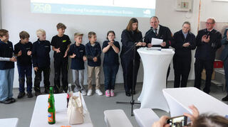 Bei der Einweihung des sanierten Feuerwehrgerätehauses in Rodau wurde an Mitglieder der Kinderfeuerwehr das „Tatzen“-Abzeichen verliehen.