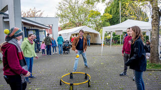 Beim Begegnungsfest in der Weststadt gab es zahlreiche Spiel- und Mitmachangeboten. Hier wurde vor der Kirche Spike Ball gespielt.