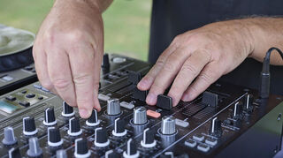 Am Mischpult sorgt Michael Hennes aus Biblis für die perfekte Choreografie.