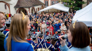 Weinpreinzessin Katja Simon beendete mit ihrem Schlusswort den offiziellen teil des Empfangs zu ihren Ehren und eröffnte das „kleine Weinfest“ im Hof des Rathauses.