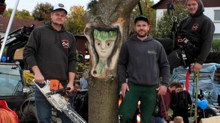 Simon Eichel, Arthur Ackermann und Sebastian Feige hatten zum Klettern und Bearbeiten ihren eigenen Baum mitgebracht.
