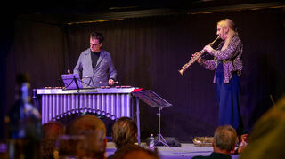 Das Duo „Aerial“ mit Saxofonistin Alexandra Lehmler und Vibraphonist Franck Tortiller beim Auftritt im Pipapo-Theater.