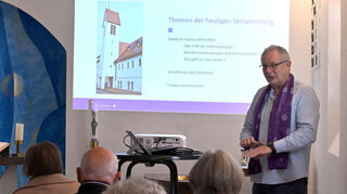 Der Vorsitzende des Einhäuser Kirchenvorstands Michael Grexa informierte in einer Gemeindeversammlung nach dem Erntedankgottesdienst zu den Neuerungen, die auf die evangelischen Einhäuser im Zuge des Reformprozesses EKHN 2030 zukommen.