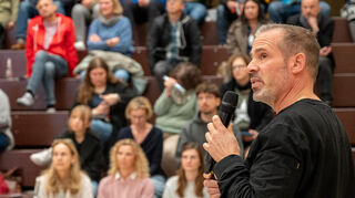 Das Polizeipräsidium Südhessen will Vereine dabei unterstützen das Thema aufzugreifen, präventive Strukturen zu schaffen und auch die notwendigen Schritte bei einem Fall vorbereitet zu haben. Markus Freff referierte in diesem Zusammenhang über Gewalt an Kindern.