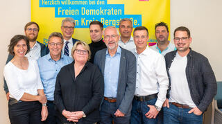 Das Bild zeigt Spitzenkandidatin Karin Rettig (vordere Reihe, 3.v.l.) umrahmt von den FDP-Kandidaten (v.li.) Uta Ommer, Dominic Demand, Wolfgang Volk, Jens Ommer, Karin Rettig, Nick-Luca Diefenbach, Wolfgang Dams, Wolfgang Köhne, Dieter Volk, Sven Krimmelbein und Jakob Kühne.
