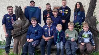 Pfadfinder aus Seligenstadt besuchten das Drachenmuseum. Dabei entstand auch dieses Erinnerungsfoto vor der Drachenbank.