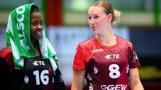 Flames-Torhüterin Vanessa Fehr (li.) ist wieder einsatzbereit, Lena Degenhardt dagegen wohl noch nicht.