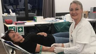 Heike Eckstein (links) bekam das Blut von der Teamleiterin des DRK-Blutspendedienstes Elisabeth Kraft-Dallinger abgenommen.