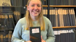 Jungautorin Anneke Koch mit ihrem ersten eigenen Buch „Trainemy“.