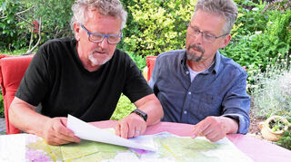 Pläne studieren und Stellungnahmen schreiben, dies beschäftigte den Vorstand von „Mensch vor Verkehr“ in den vergangenen Wochen - und wird das auch weiterhin tun. Unser Bild zeigt Vorsitzenden Reimund Strauch (l.) und Robert Loreth, einen seiner Stellvertreter.