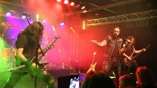 Rocksänger Ronnie Romero (2.v.r.) und Gitarrist Gus G. (l.) waren zu Gast im Musiktheater Rex.