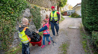 Auch einige Kinder halfen mit. Unter anderem waren sie auf dem Weg zwischen Fürther Tor und Minigolfplatz unterwegs.