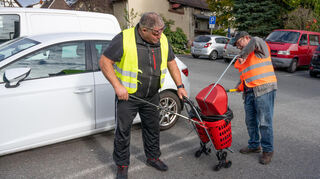 Den Parkplatz Graben bei der Burgstraße nahmen sich Klaus Mohr (rechts) und Alberto Koss vor.