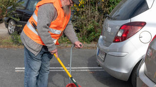 Ausgestattet mit Warnweste, Greifer und Standkehrschaufel ging es ans Werk.