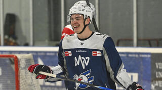 Adler-Stürmer Justin Schütz trifft am Freitag auf seinen Ex-Club Kölner Haie.