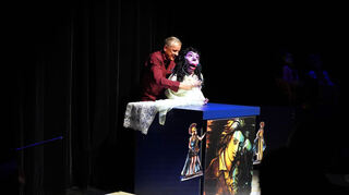 Bei der Live-Performance „Wie wenn Wasser mit Feuer sich mengt“ kamen im Parktheater auch Puppen zum Einsatz.