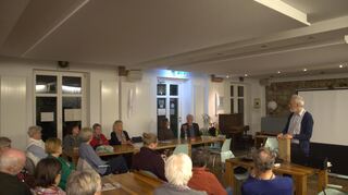 Im Café Klostergarten stellte Manfred Brähler seinen Dokumentarfilm „Der 7. Oktober – Die Stadt und das Leben – Jüdisch in Frankfurt“ vor.