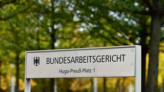 Das Bundesarbeitsgericht stärkt die Rechte von Frauen bei Streit um die gleiche Bezahlung wie Männer (Illustration)