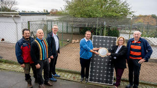 Andrea Jäger und Dieter Becher überreichten Vereinsvorsitzendem Tobias Angert eine Spende in Höhe von 3.000 Euro. Darüber freuten sich auch (v.l.) Jürgen Stitz, Klaus-Peter Peschel und Christian Schönung.