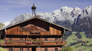 Die Gipfel sind schon leicht gezuckert, auf den Balkonen leuchten noch die Geranien: Die Herbstzeit ist im Alpbachtal besonders schön. Hier ein typischer Bauernhof in Inneralpbach.