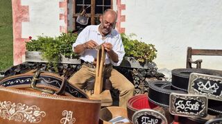 Georg Leitner aus Reith im Alpbachtal ist einer der wenigen Federkielsticker, die es noch in Österreich gibt. Das Foto entstand beim Kirchtag im Museum Tiroler Bauernhöfe Ende September.