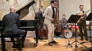 Christoph Schöpsdau (Klavier), Maurice Kühn (Bass), Christian Seeger (Saxofon), Lars Binder (Schlagzeug) und Gitarrist Florian Hofmann (von links) begeisterten beim Jazz-Konzert im Kurfürstensaal. Es war eine Hommage an Dave Brubeck und Paul Desmond.