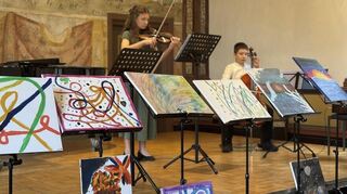 Die Workshopteilnehmer zeigten bei der Vernissage auch ihr musikalisches Können: hier Clara und Andreas Weis.