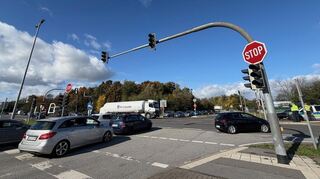 Der Verkehr an der Kreuzung wird durch Polizisten geregelt.