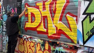 Der Frankfurter Streetart-Guide Fuego sprayt ein Graffito.