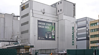 Blick auf den Eichbaum-Stammsitz in der Käfertaler Straße in Mannheim.