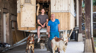 Johannes und Sohn Nicolas Silber stecken mitten in den Restaurierungsarbeiten von „Silbers Reitschule“, dem Karussell, das Johannes‘ Vater Adam Silber mit viel Herzblut selbst gebaut hat. Fast 60 Jahre lang drehte es seine Runden auf den Kerwen der Region. Doch die beiden haben eine andere Idee für das Karussell, das noch lange erhalten bleiben soll.