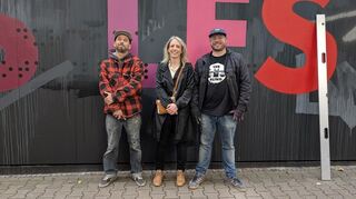 Der Künstler The Blind (rechts) mit seinem Assistenten Julien und Juliette Luquet, Geschäftsführerin des Mannheimer Institut Francais.