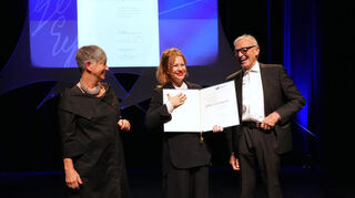 Birgit Minichmayr – hier mit Bürgermeisterin Christine Klein und Professor Hans-Jürgen Drescher, Präsident der Deutschen Akademie der Darstellenden Künste – wurde am Samstagabend im Bensheimer Parktheater der Gertrud-Eysoldt-Ring verliehen.
