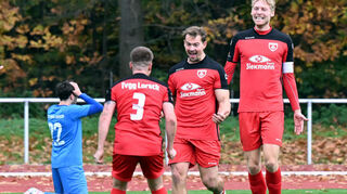 Umjubelter Thomas Leipert (2. v. re.), der mit seinem Tor zum 2:1 die Tvgg auf die Siegerstraße brachte.