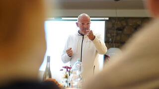 Im Café Klostergarten erläuterte Andreas Waldenmeier für die Gäste der Wirtschattsvereinigung Bensheim beim Businesstreff das Programm „Partnerschaft für Demokratie“.