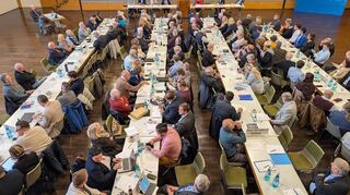 151 Delegierte der Ortsverbände stimmen beim Kreisparteitag der CDU Bergstraße über die Kandidatenliste und das Wahlprogramm ab.