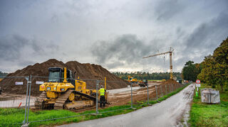 An der Lagerfeldstraße haben die Bauarbeiten begonnen. Auf der gegenüberliegenden Seite der dort ansässigen Gewerbebetriebe und Wohnhäuser soll es bald einen neuen großen Kindergarten geben.