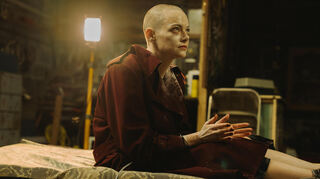 Im Keller der Paranoia: Emma Stone als Michelle in „Bugonia“ (undatierte Filmszene).