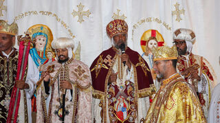 Die eritreisch-orthodoxe Gemeinde feierte in der Kirche Sankt Peter Gottesdienst mit ihrem Oberhaupt, ihrer Heiligkeit, dem Patriarchen Abune Basilos I. (rote Mitra), sowie zwei Bischöfen und weiteren Priestern.