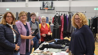 Frauen unterschiedlicher Generationen hatten Spaß beim Einkaufen.