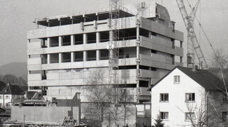 Das Telekom-Gebäude in der Fehlheimer Straße in Bensheim während der Bauphase in den 1970er Jahren – aufgenommen von der rückwärtigen Seite mit der Westfront des Gebäudes.