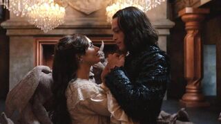 Caleb Landry Jones (r.) und Zoë Bleu als Vlad und seine Angebetete im Film „Dracula – Die Auferstehung“ von Luc Besson.