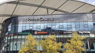 Noch prangt das Saturn-Logo auf der Fassade der Rhein-Galerie in Ludwigshafen. Aber nicht mehr lange.