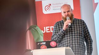 Viele betroffene Männer verharmlosen ihre Gewalterfahrung, sagt Tobias Schiefer.