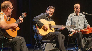 Im Parktheater begeisterte das „Transatlantic Guitar Trio“ bei seinem Konzert das Publikum mit irrwitziger Geschwindigkeit und grandiosen Fingerfertigkeit.